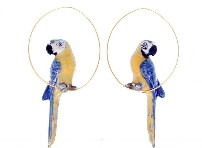 Perroquet bleu BO Créoles perroquet bleu NACH 78.00€ - Figurine en Porcelaine peinte à la main - Laiton doré - Taille de la créole 4,5cm X 3,5cm - Taille de la figurine 5,5cm X 2cm