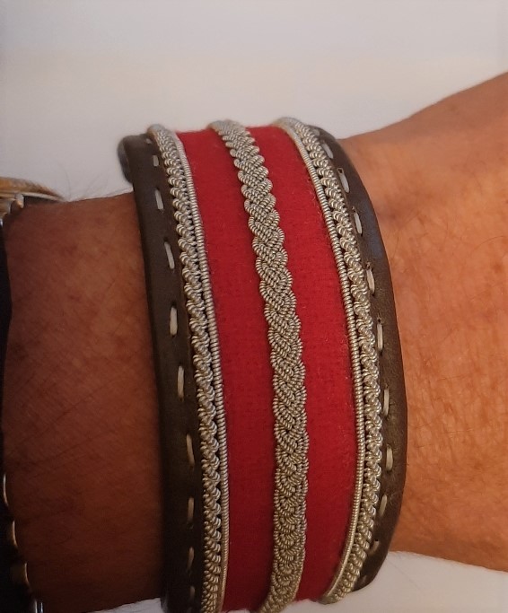Bracelet SUMMER rouge collection classic manchette - cuir naturel de renne et fils d'argent - Hanna Wallmark 1 150 17.5