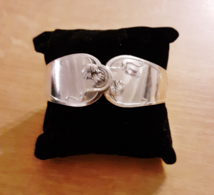 Bracelet manche n°2 fabriqué avec des couverts en argent - Création d'Olivia 2