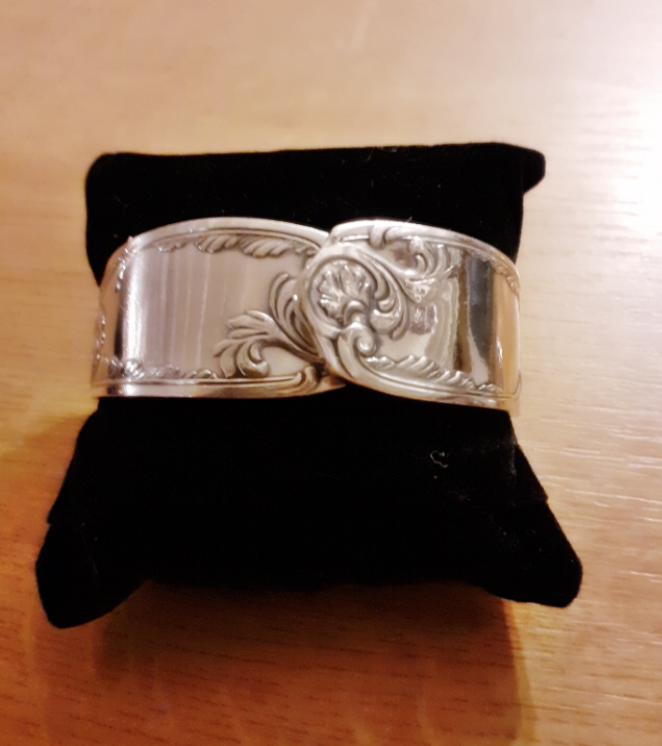 Bracelet manche n°4 fabriqué avec des couverts en argent - Création d'Olivia