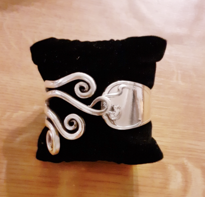 Bracelet volutes fabriqué avec des couverts en argent - Création d'Olivia