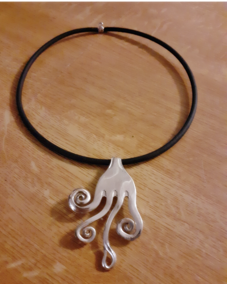 Collier volutes fabriqué avec des couverts en argent - Création d\'Olivia