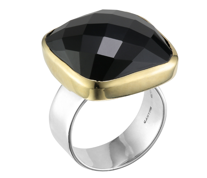 Bague argent decorée d\'un onyx noir carre serti de laiton et pose sur un anneau en argent plat et large argent 925 - Canyon