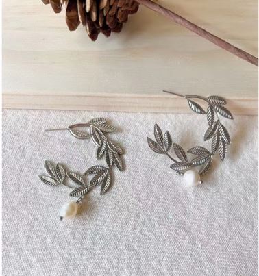 Boucles d'oreilles demi-anneau feuillage et perle argenté acier inoxydable puces - Mile Mila