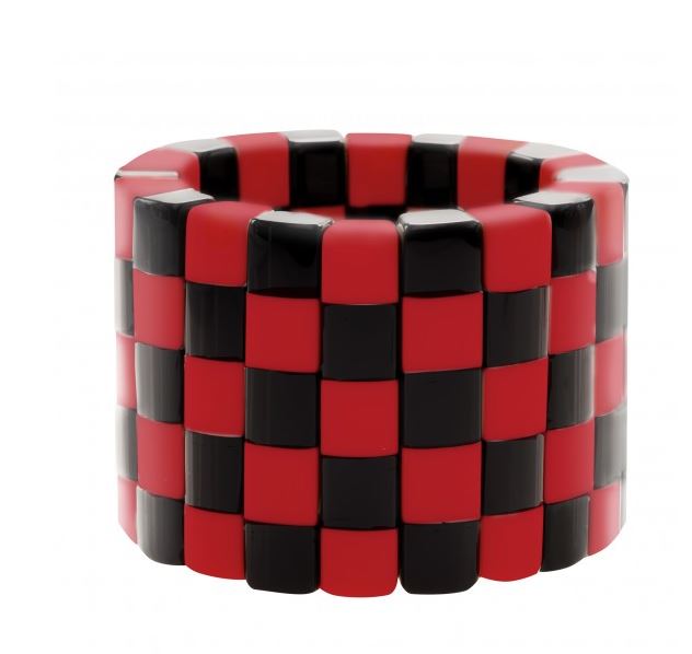 Bracelet élastiqué 5 rangs damier noir et rouge - Marion Godart 56€.