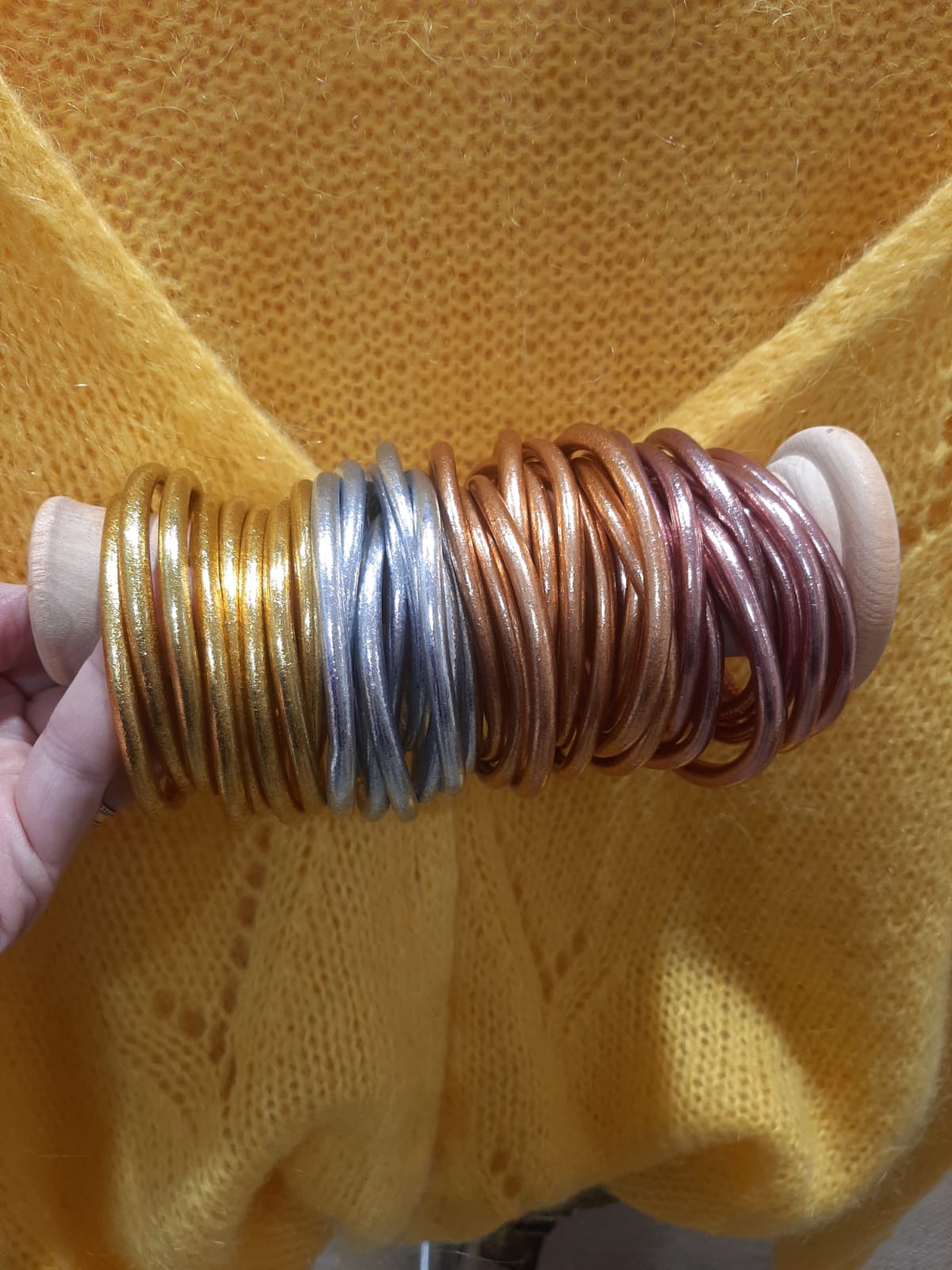 Bracelet ÉPAIS Ø7 jonc temple tibétain bouddhiste poudre d’or et huile dans tube scellé 4 couleurs – La Belle Simone Bijoux 4