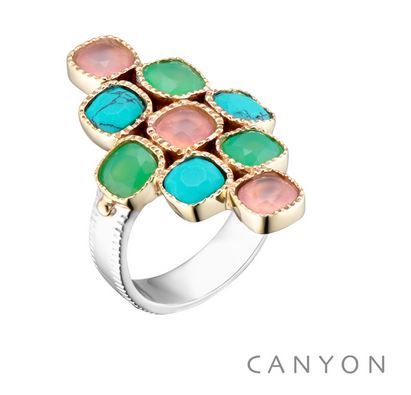 Bague argent et laiton composee d'un anneau argent plat et de 9 carres 3 de turquoise reconstituee, 3 de quartz rose 3 de calcedoine chrysoprase sertis de laiton et de 2 petites boules de laiton - Canyon