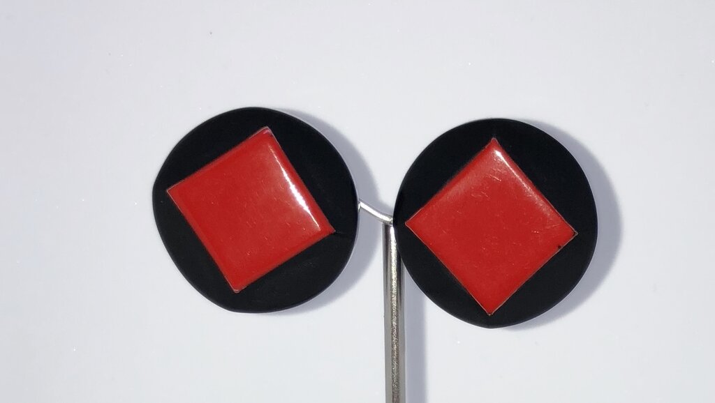 Boucles d'oreilles clips cabochon noir et carré rouge Marion Godart
