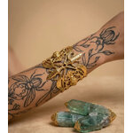 Bracelet MultiSca doré Lotta Djossou porté au poignet