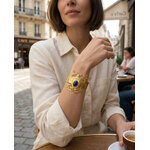 Bracelet Scarabée Khé Lapis doré Lotta Djossou porté en terrasse