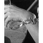Bracelet Eagle argenté Lotta Djossou porté au poignet