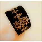 Bracelet LOVE noir collection broderie - cuir naturel de renne et fils d'argent - Hanna Wallmark 2 249