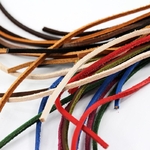 Bouton de col - lacets en cuir