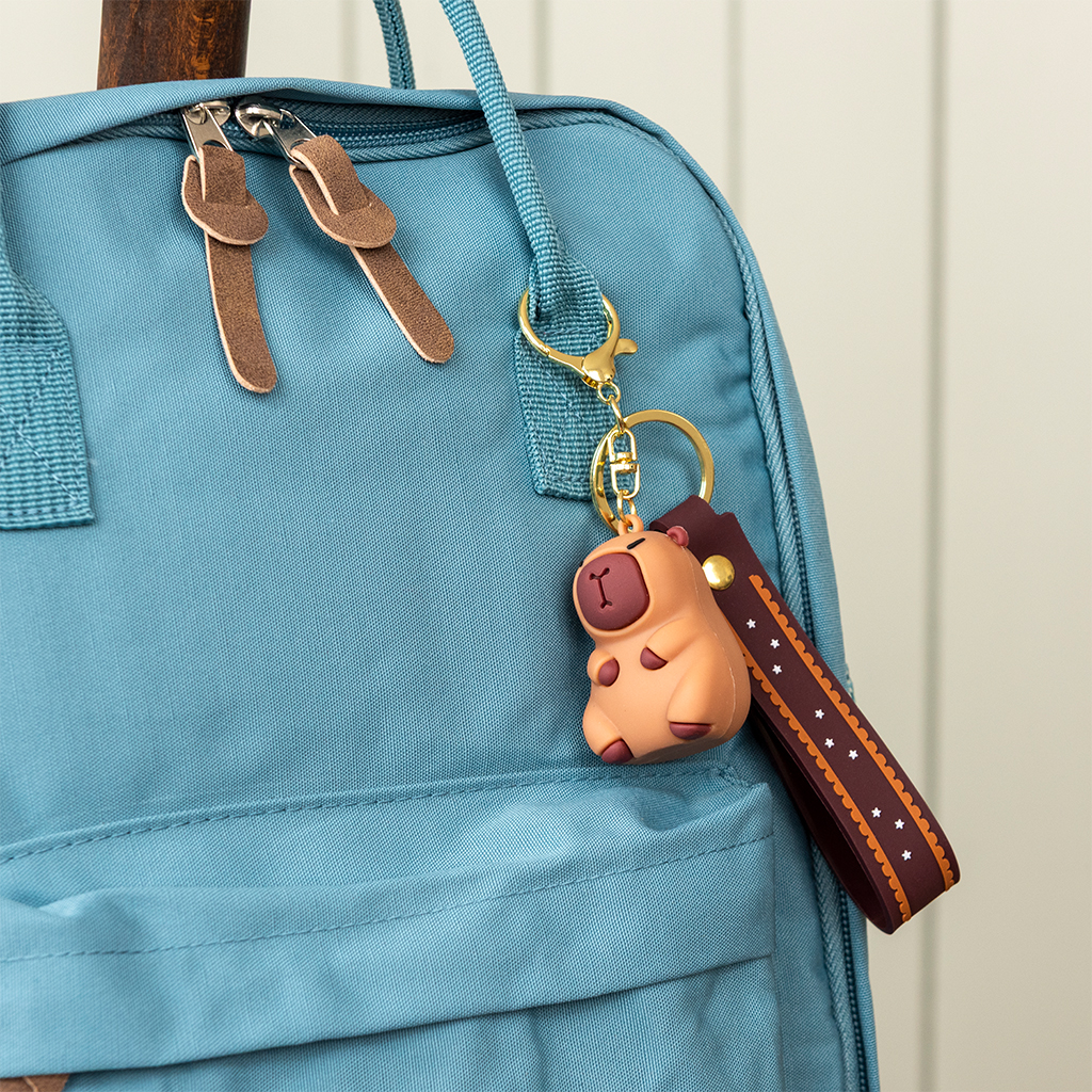 31367-keychain-bag-charm-capybara_lifestyle