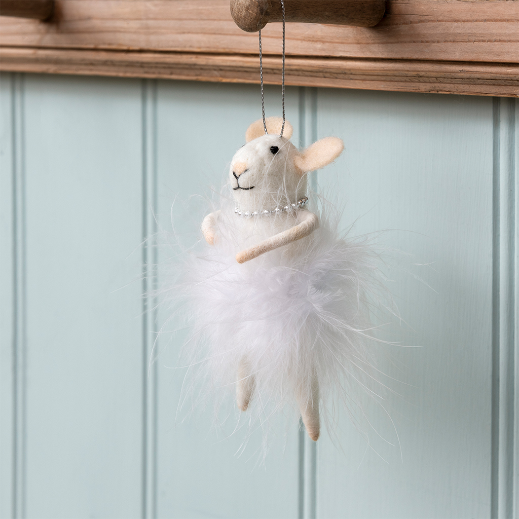 31427-mouse-with-white-fluffy-dress_lifestyle