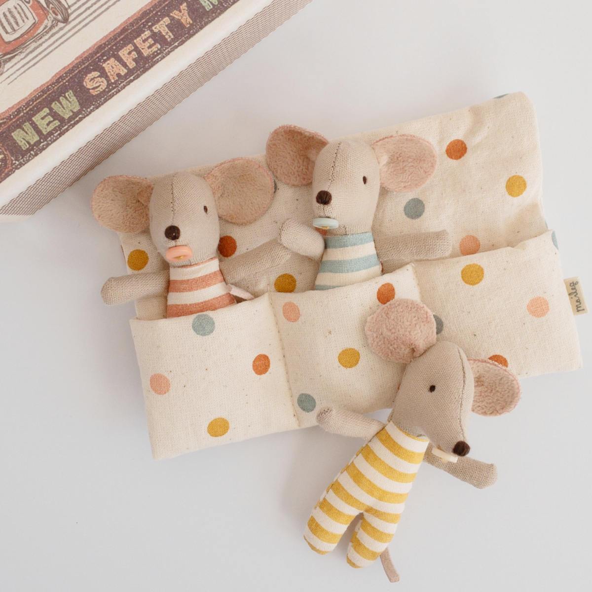 Triplés Souris Maileg : bébés souris avec leur tétine dans leur boîte d\'allumettes