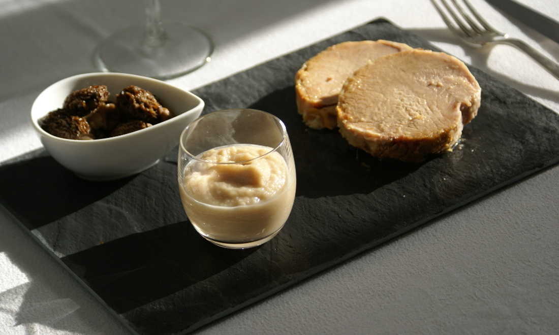Rôti de porc fermier confi à la graisse de canard, morilles, purée fine bio navet miel 2 compression2