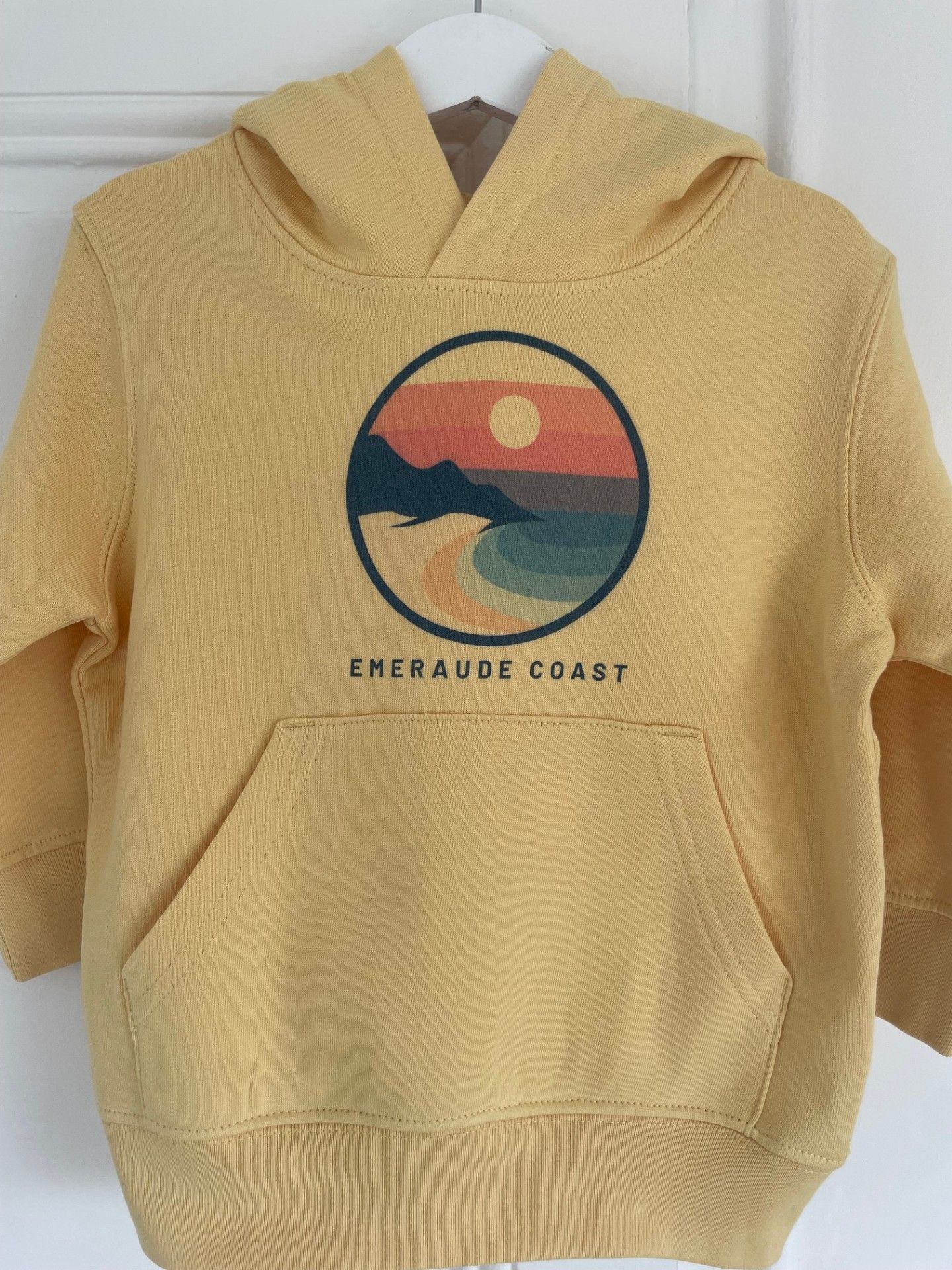 sweat Emeraude coast enfant jaune badge-compressed (1)