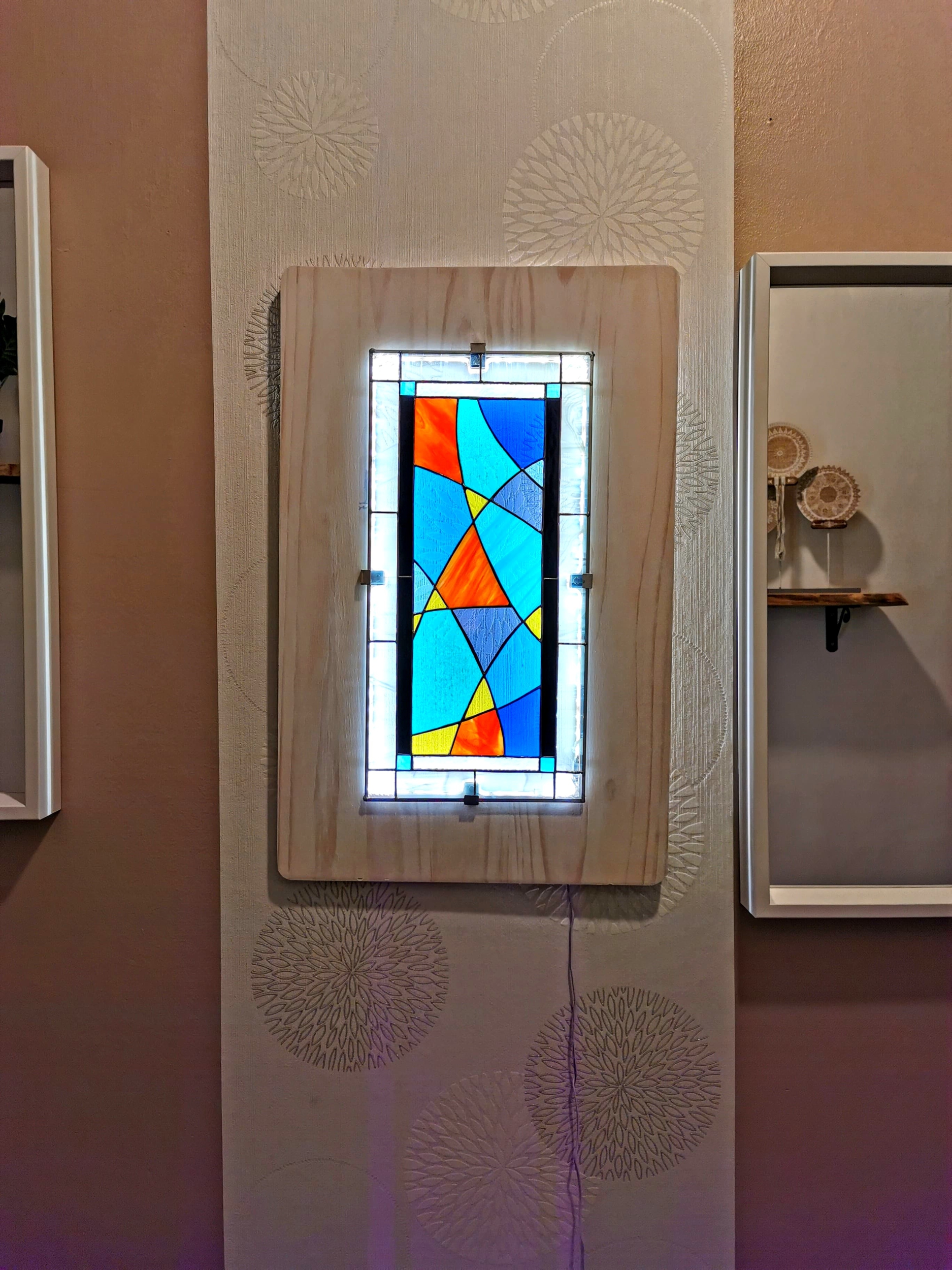 Création panneau vitrail sur bois et lumière LED, pour une décoration originale FOKC100c_360€