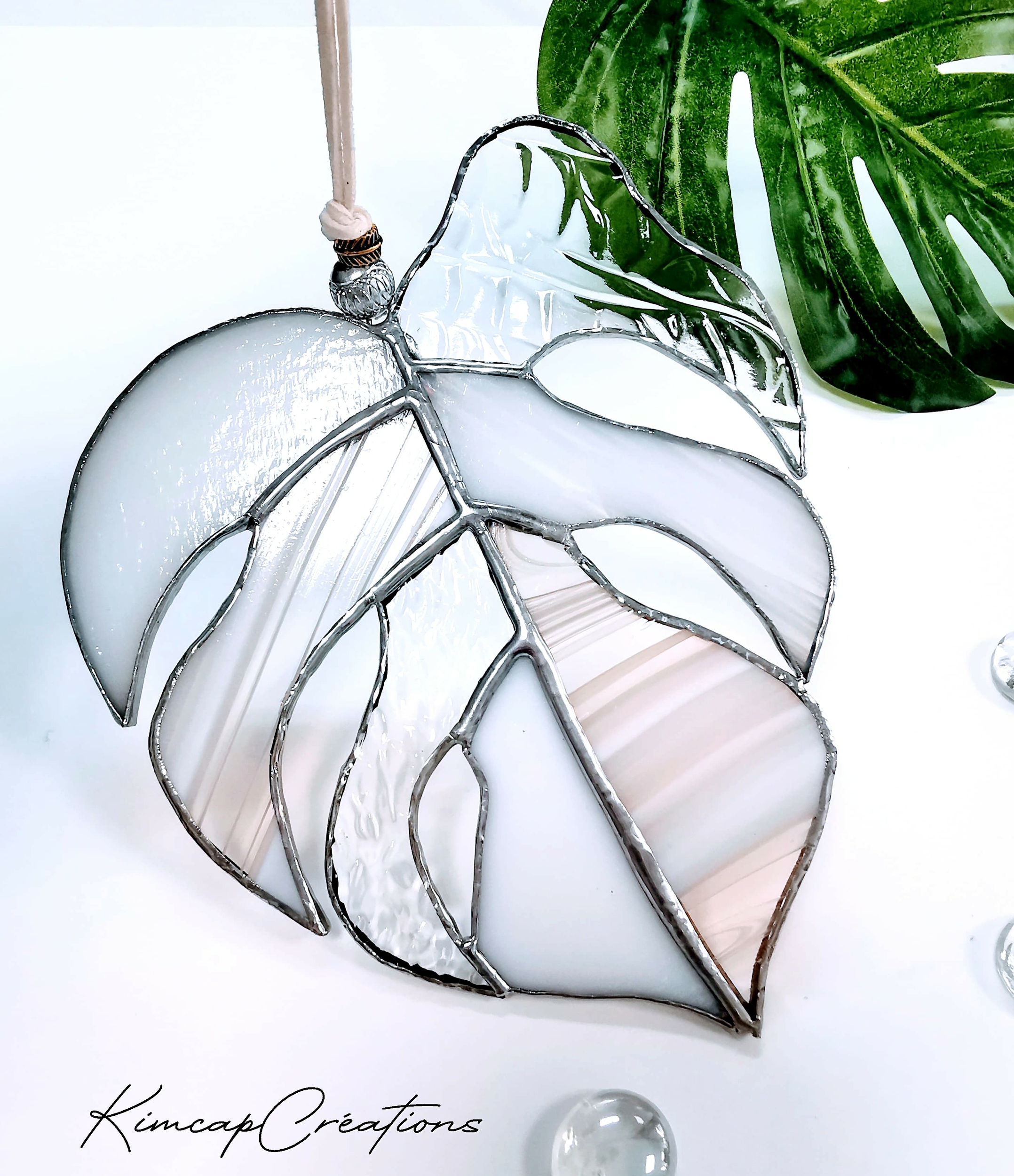 Suspension, suncatcher feuille de Monstera en verre pour décoration tendance FOKC120c_30€