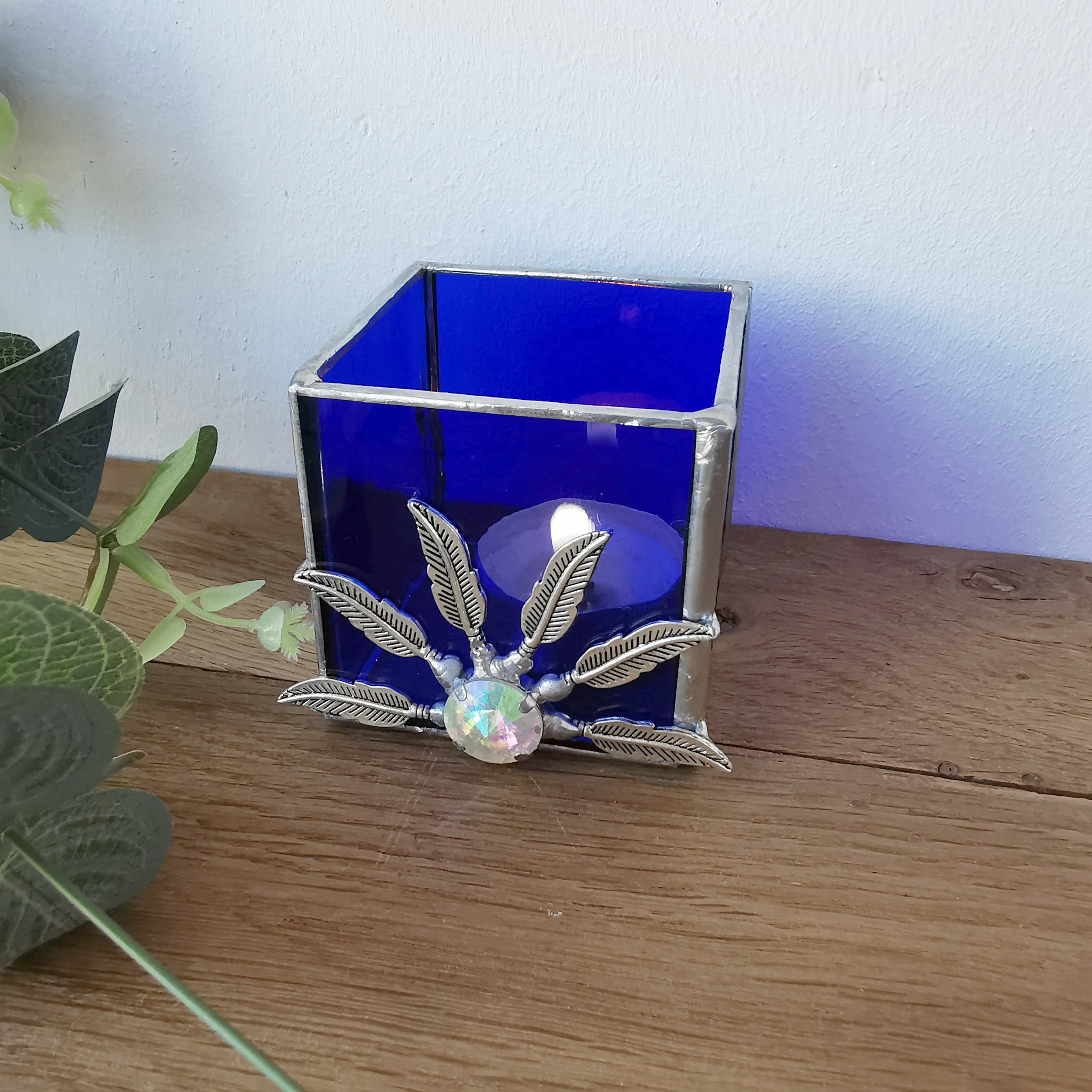 Photophore en verre bleu vitrail et plumes métal FOKC267c_30€