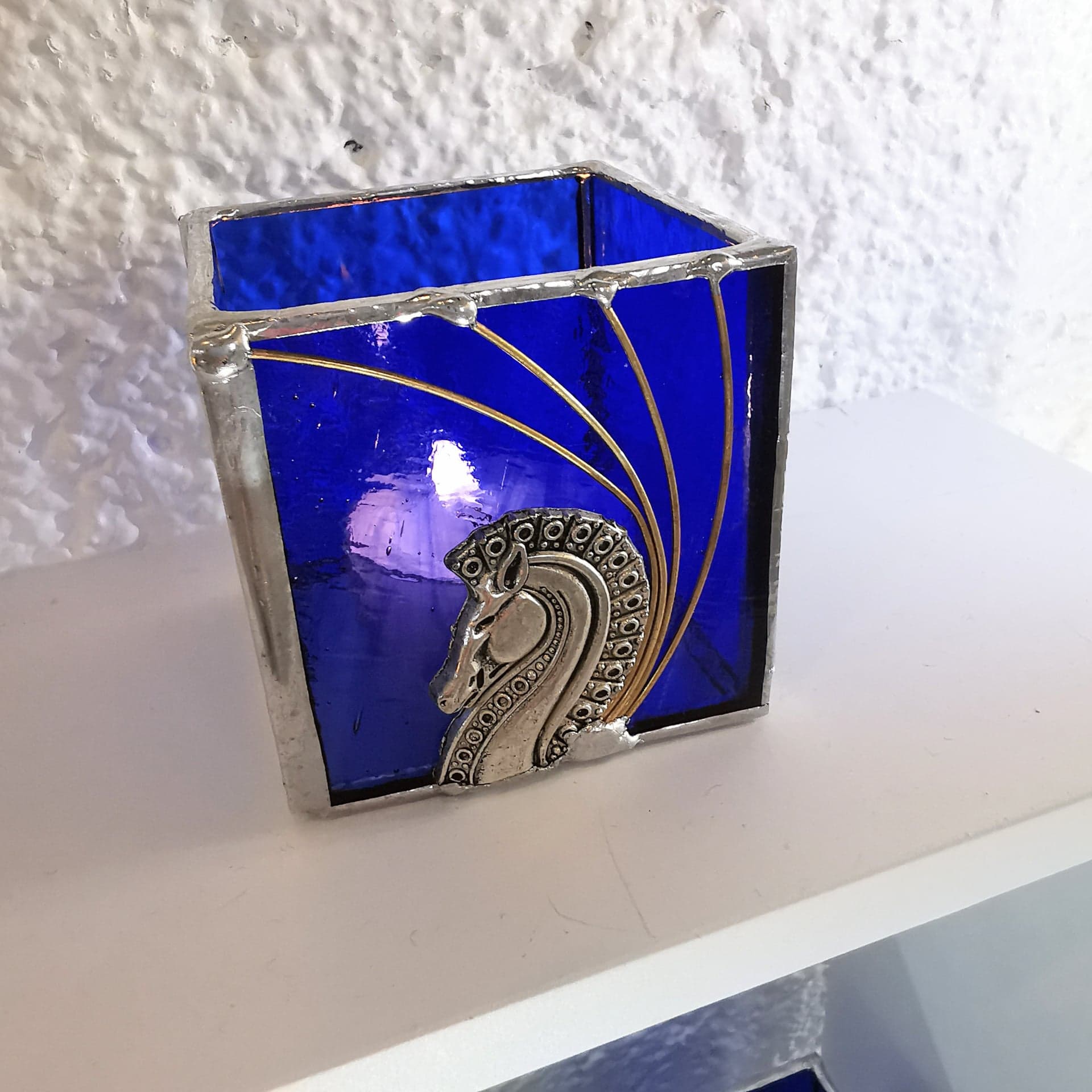 Photophore en verre bleu vitrail et cheval métal FOKC271b_30€