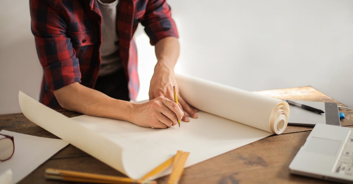 brouillon de dessin constructeur masculin sur rouleau de papier