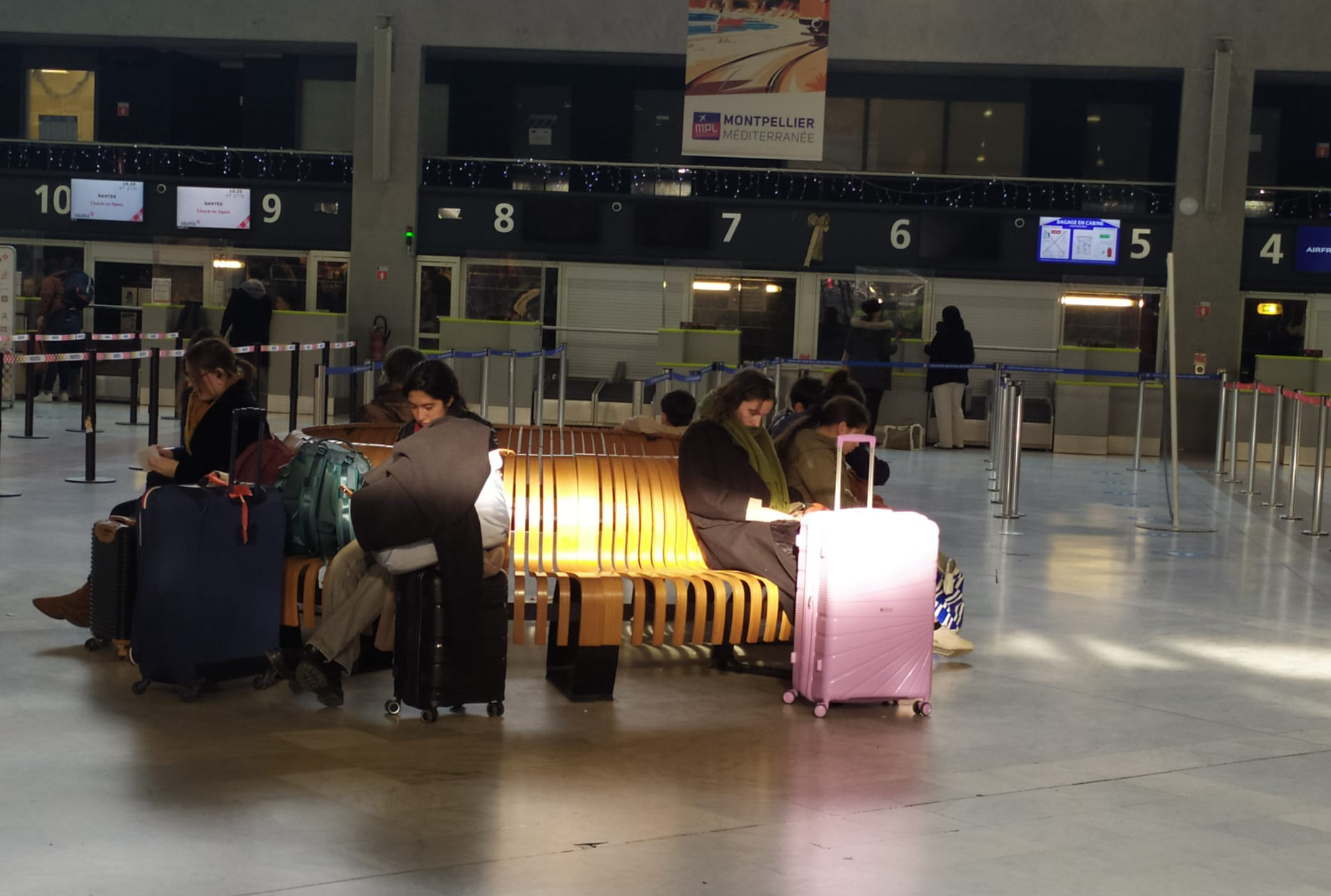 mobilier bois aeroport montpellier