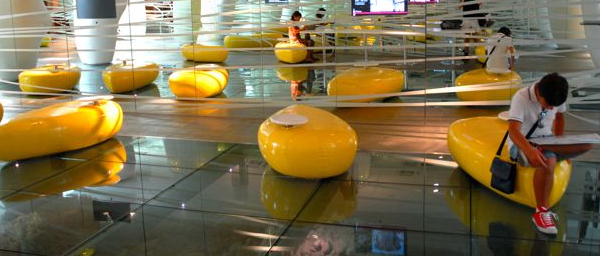Pouf GALET-GIANT 164cm avec tablette pour salle de réception pour événements d'entreprise