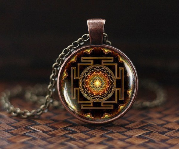 pendentif-amulette-sri-yantra-pei-17760-shriyantra-1495813300