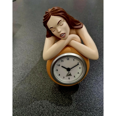 Manara - statuette horloge polychrome "Le modèle"