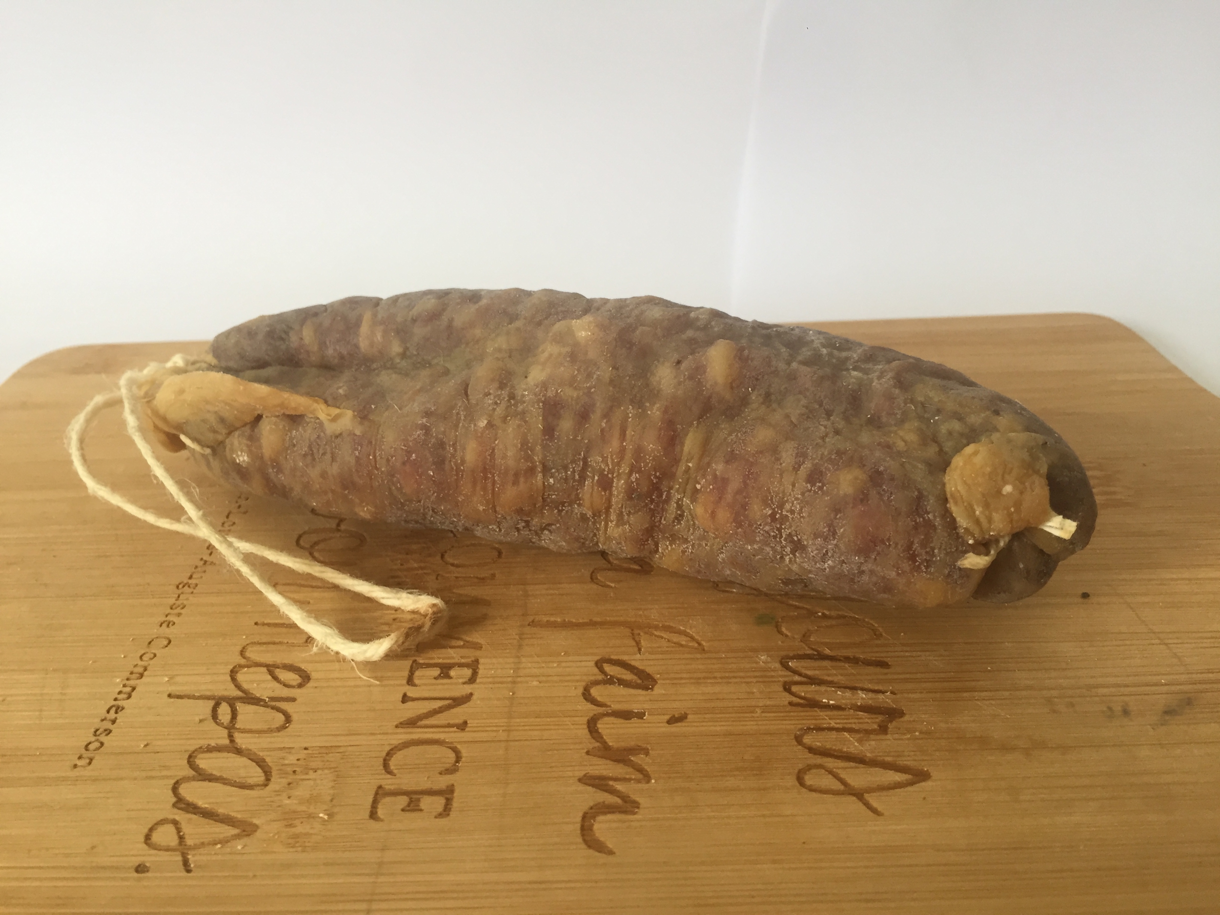 Saucisson artisanal de porc du pays basque au fromage de brebis AOP OSSAU IRATY