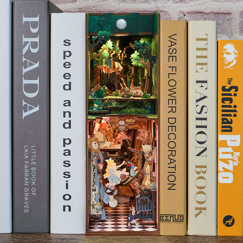 Model-3D-LED-Book-Nook-Alice in Wonderland-1565_9 (9)