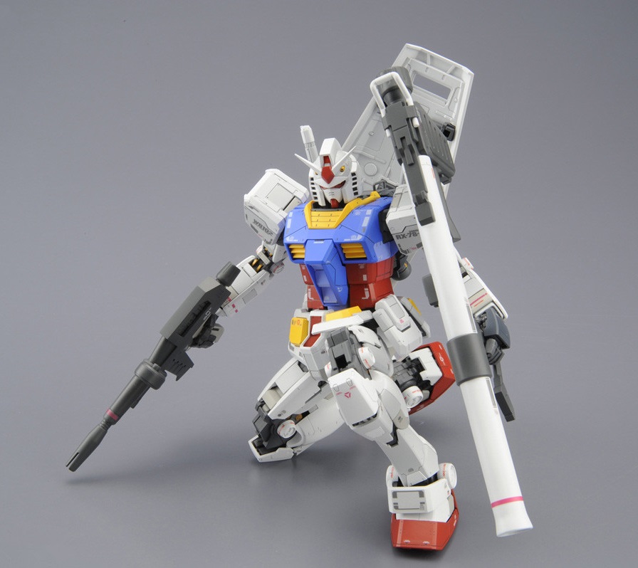 Bandai Hobby Mobile Suit Gundam RX-78-2 Gundam Ver. 2.0, RG 1/144 Real Grade Modelo de plástico