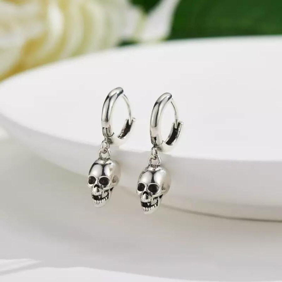 Boucles oreilles tête de mort couleur argent