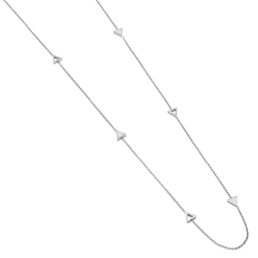 longue chaine en acier argenté avec des motifs triangles plein ou ajourés