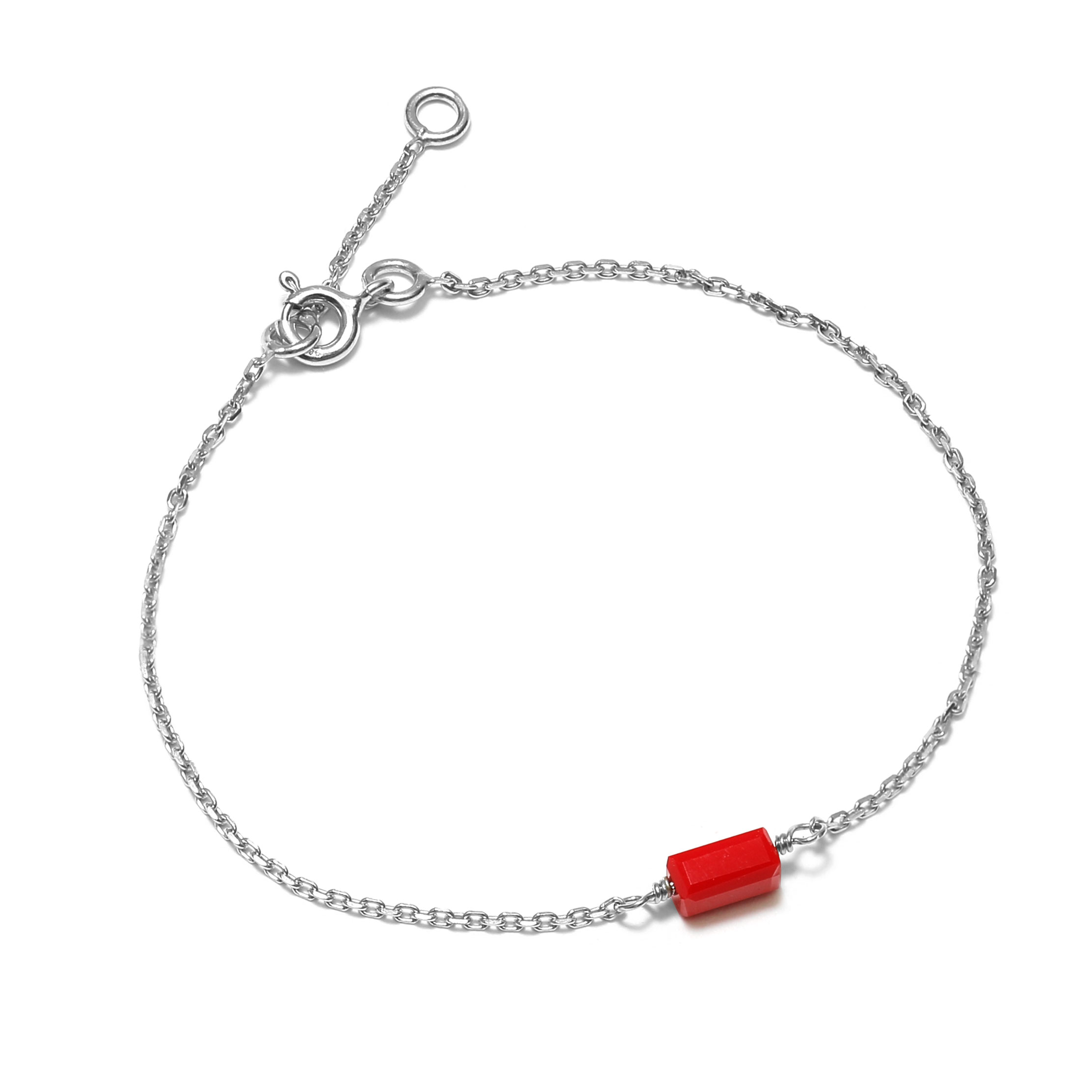 Bracelet en argent décorée dune pastille rectangulaire rouge