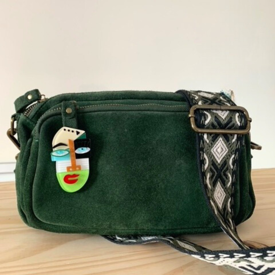 Maxi broche masque 3D style Picasso accrochée sur un sac à main