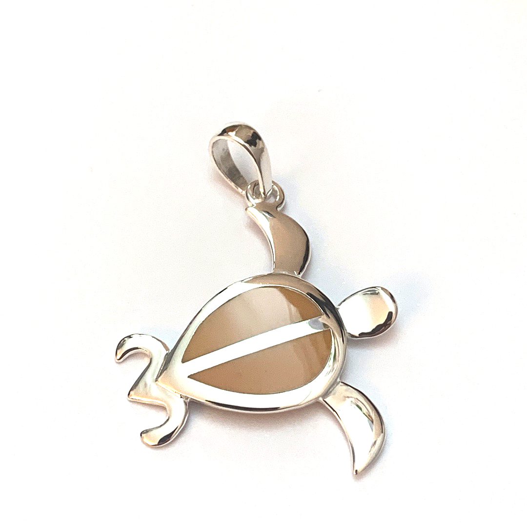 Pendentif tortue de mer en argent et couleur marron camel