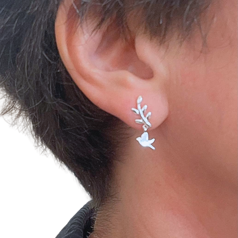 Boucles d'oreilles pendantes en olivier vert main image 1