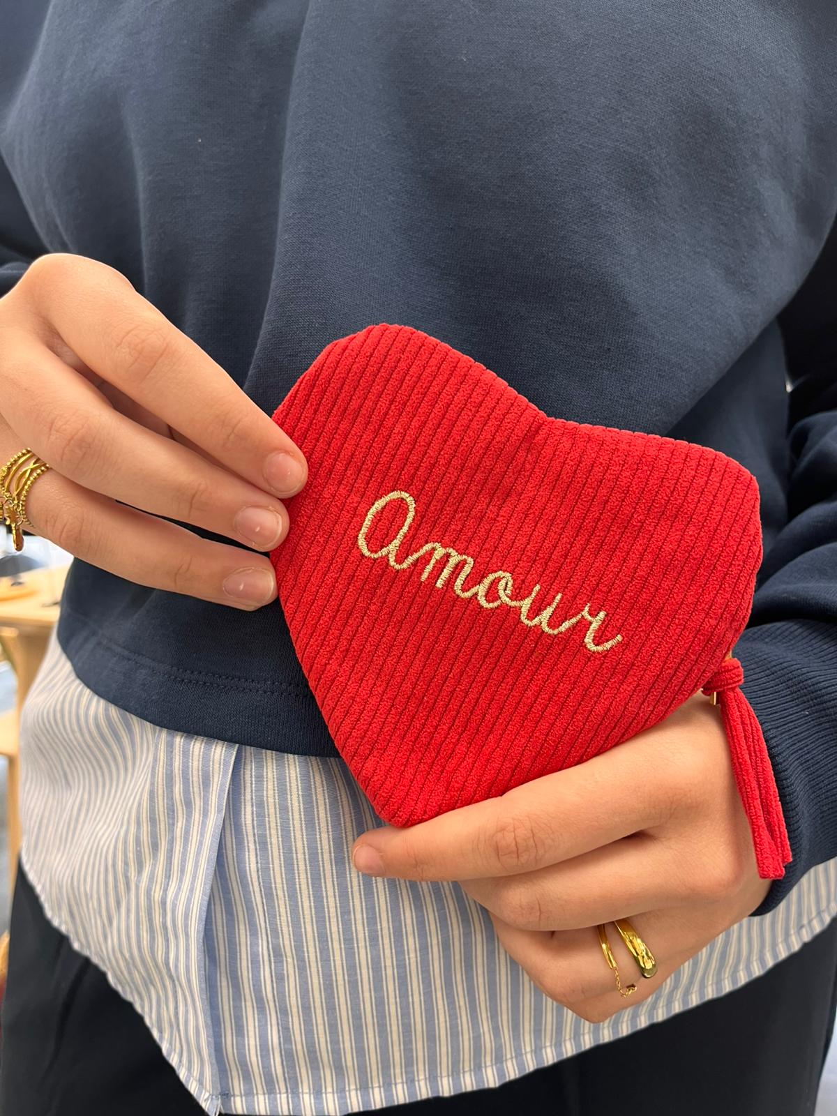 Pochette en velours brodée “Amour”