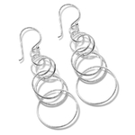 Boucles d'oreilles formées de plusieurs anneaux entrelacés et pendants