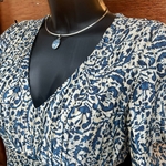 collier avec pendentif pierre bleue