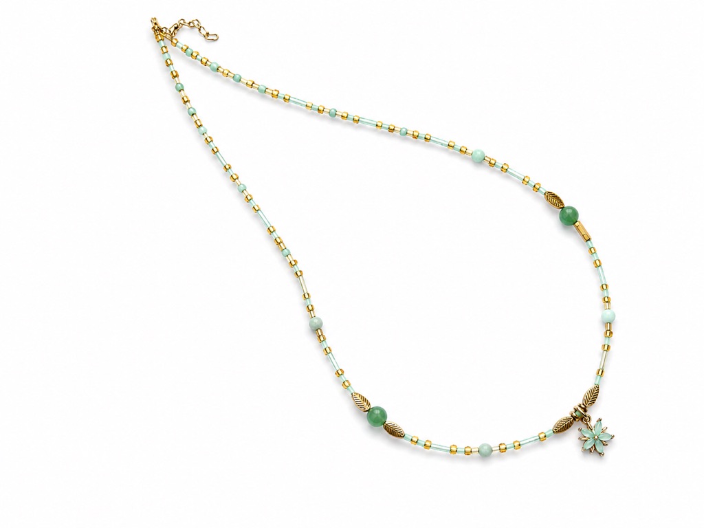 Collier JADE pierres naturelles vertes fleur verre vert feuilles dorées Marie Lindien