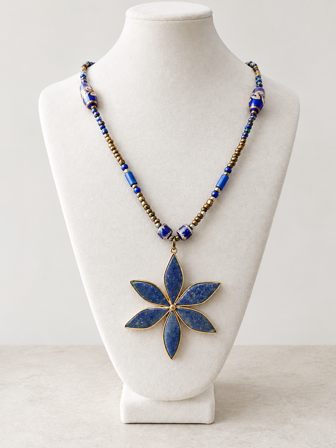 Collier Flower perles pierres naturelles pendentif fleur bleue métal doré Marie Lindien