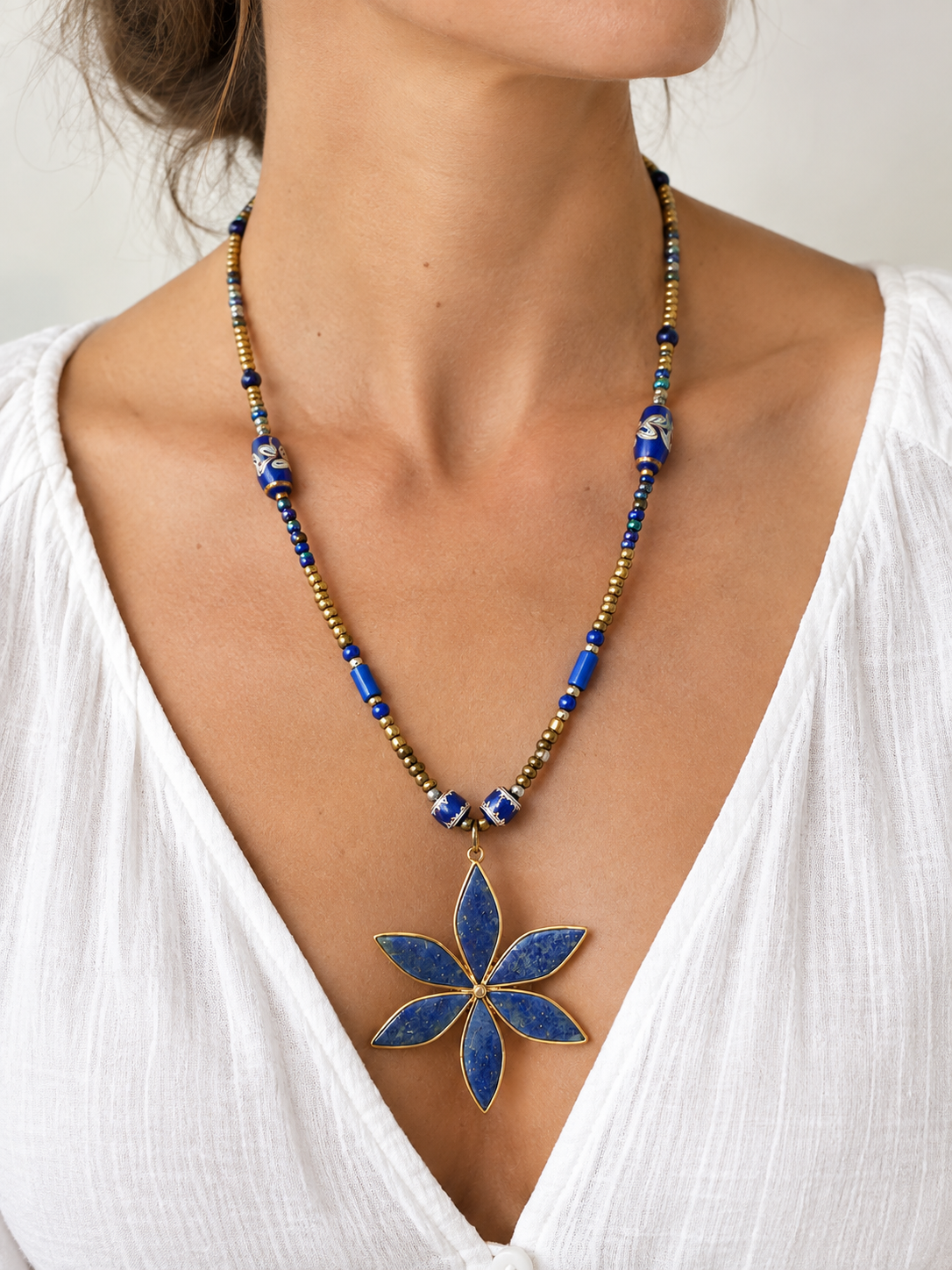 Collier Flower perles pierres naturelles pendentif fleur bleue métal doré Marie Lindien 2
