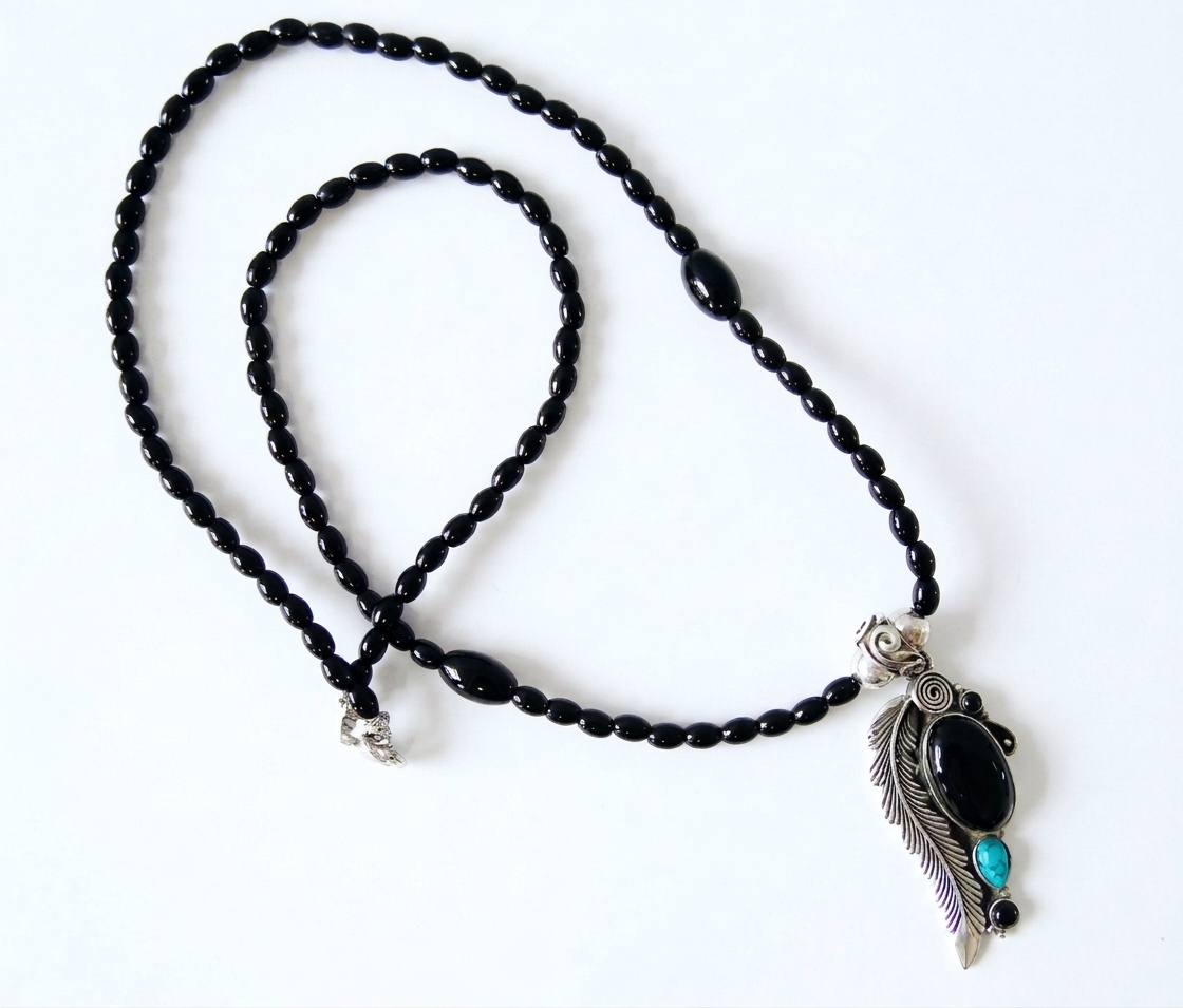 Collier Shilo perles naturelles pendentif onyx turquoise plume argenté Marie Lindien