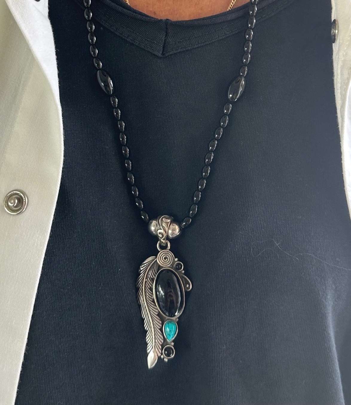 Collier Shilo perles naturelles pendentif onyx turquoise plume argenté Marie Lindien 2