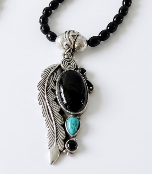 Collier Shilo perles naturelles pendentif onyx turquoise plume argenté Marie Lindien 4