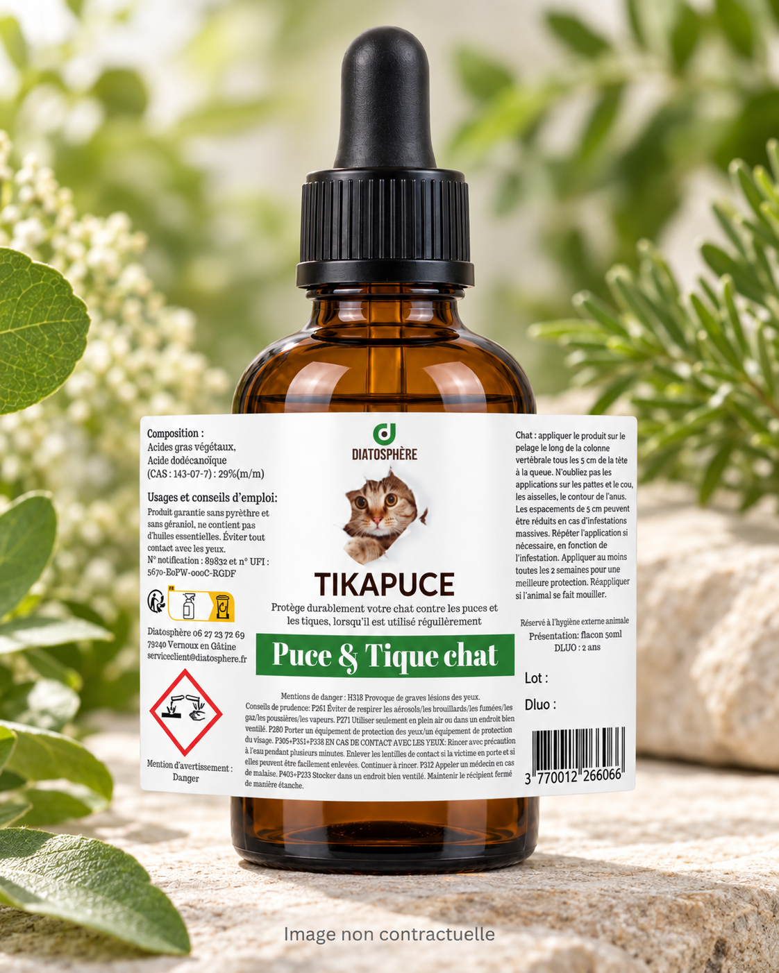 Flacon Tikapuce chat Diatosphère 50 ml en verre ambré dans un décor végétal naturel, étiquette visible, image non contractuelle